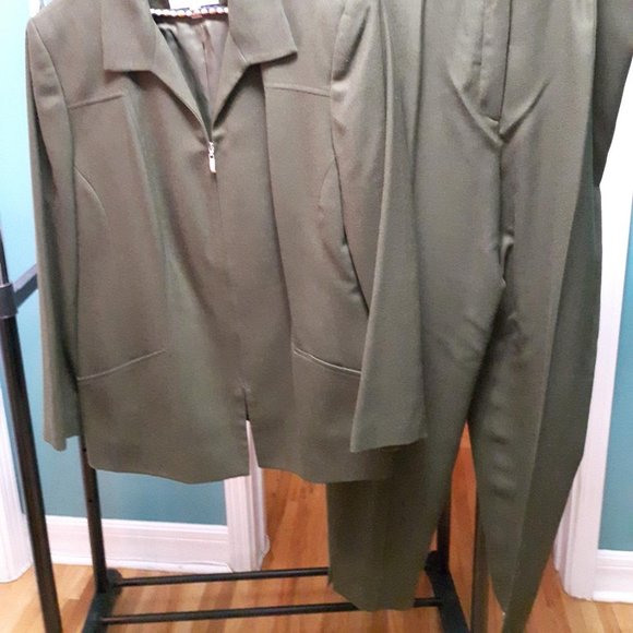 LORD & TAYLORS LADIES 3 PIECE WOOL SUIT - Picture 2 of 6